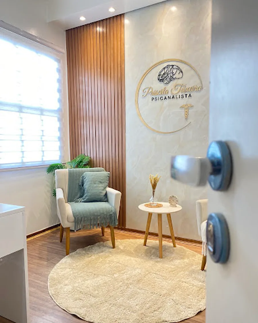 Sala de atendimento com poltrona, luz natural e ambiente reservado